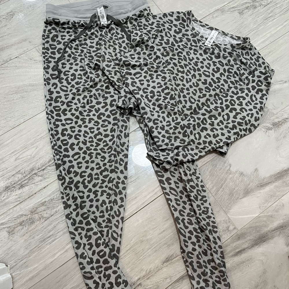 Animal print lounge set